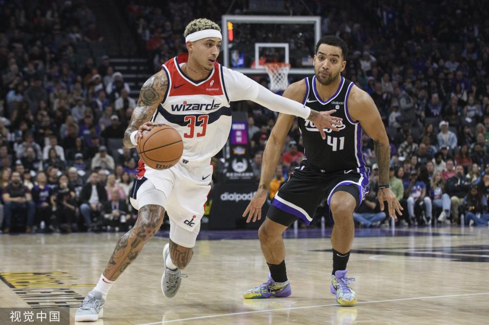 他们通过施 他们通过施