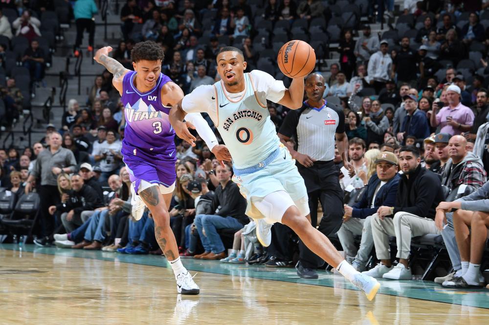 洲足坛崭露 洲足坛崭露